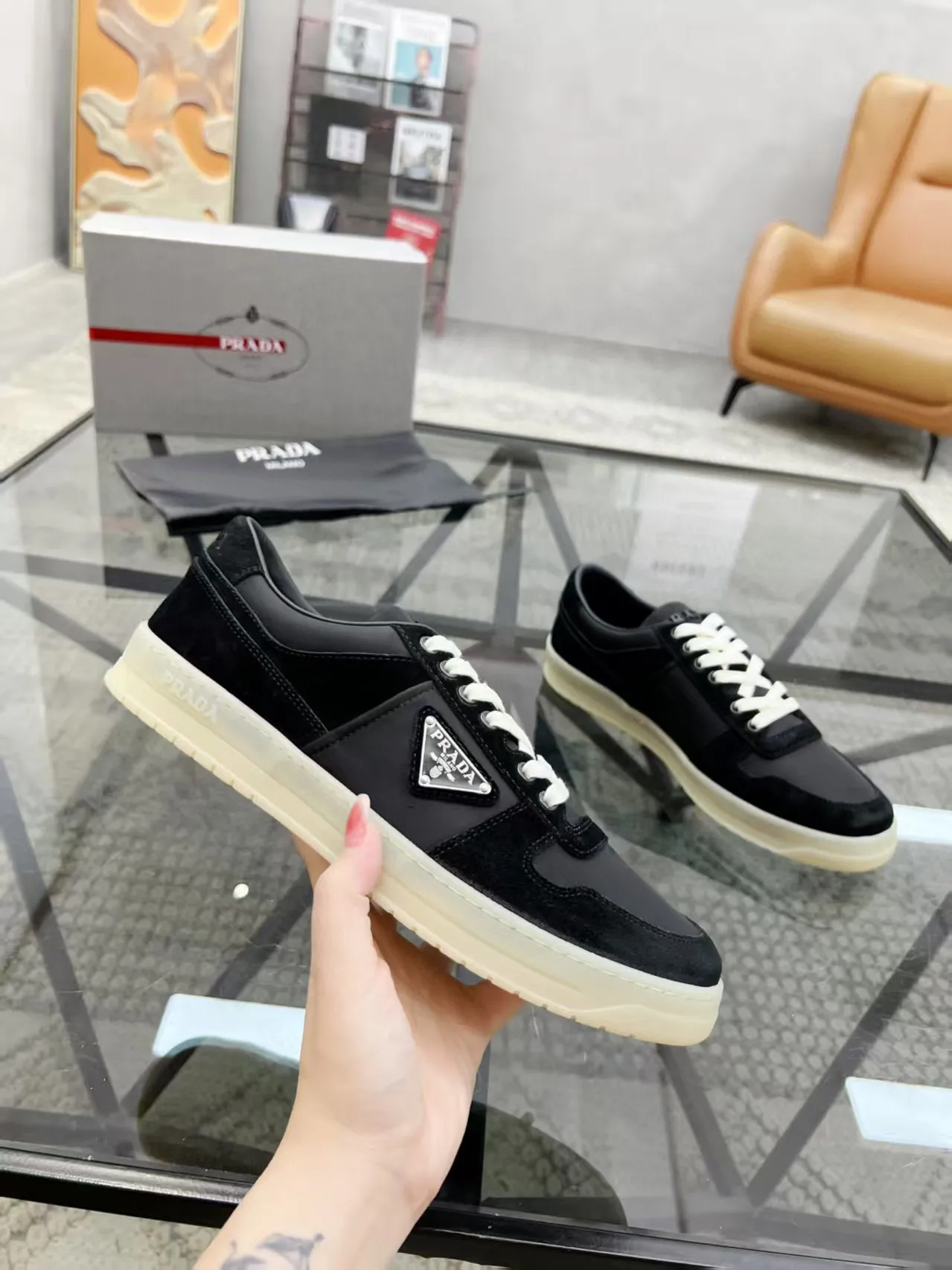 Factory price: 400💰Prada new men's leather sports shoes, the highest version on the market, any comparison is welcome🆚! The original leather has excellent texture and is super high-end! Fetal sheep net lining imported from Italy, removable pad! Luxurious materials and fine workmanship, highly recommended! Code number: 38-44, customized 45